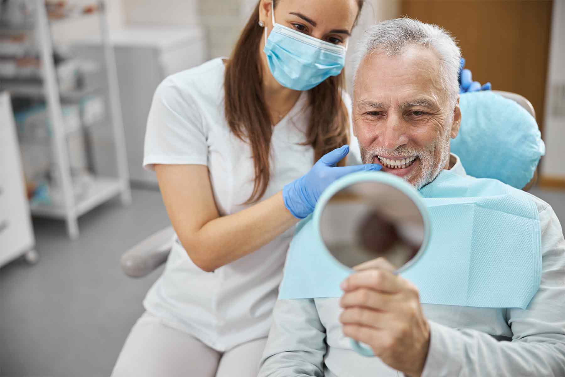Hombre mayor en una revisión dental