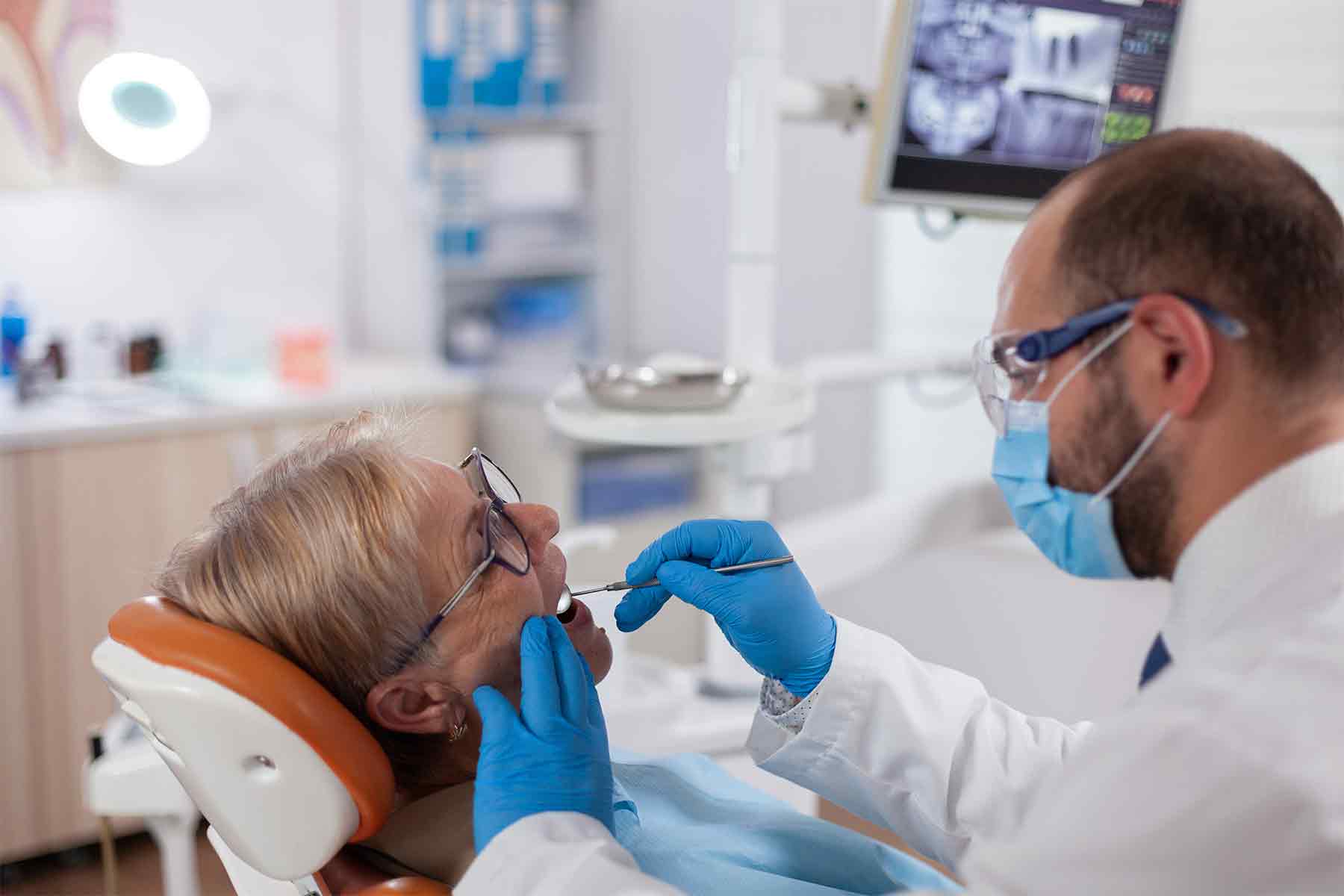 Dentista revisando los implantes dentales de una paciente