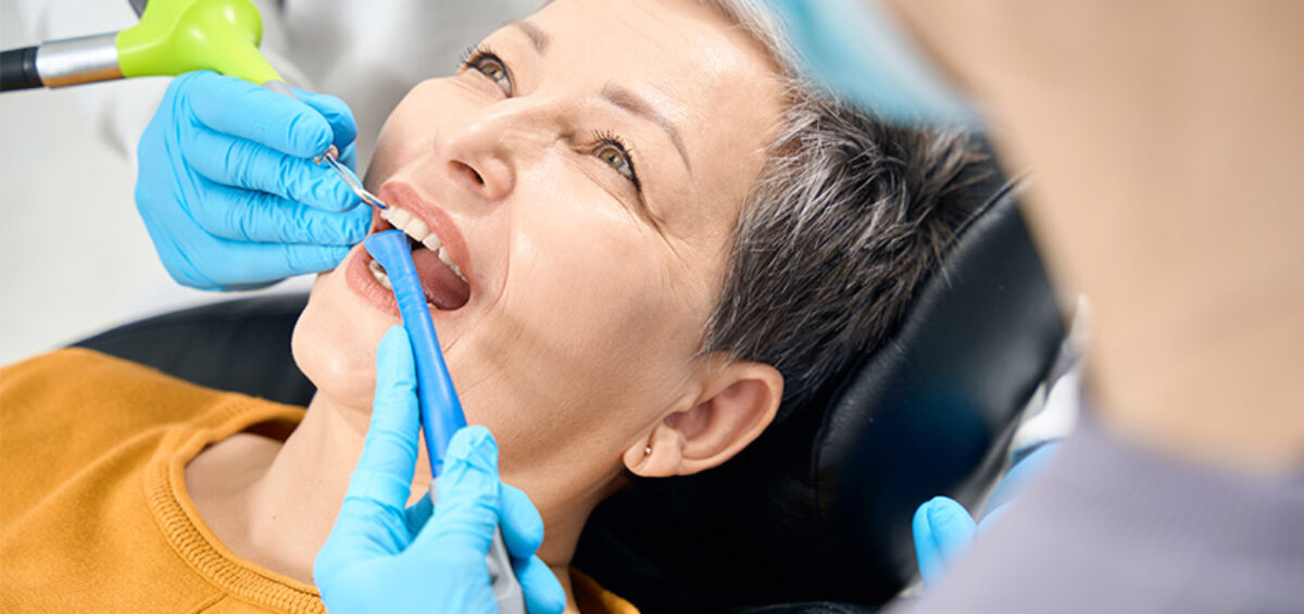 mujer adulta en una limpieza dental profesional