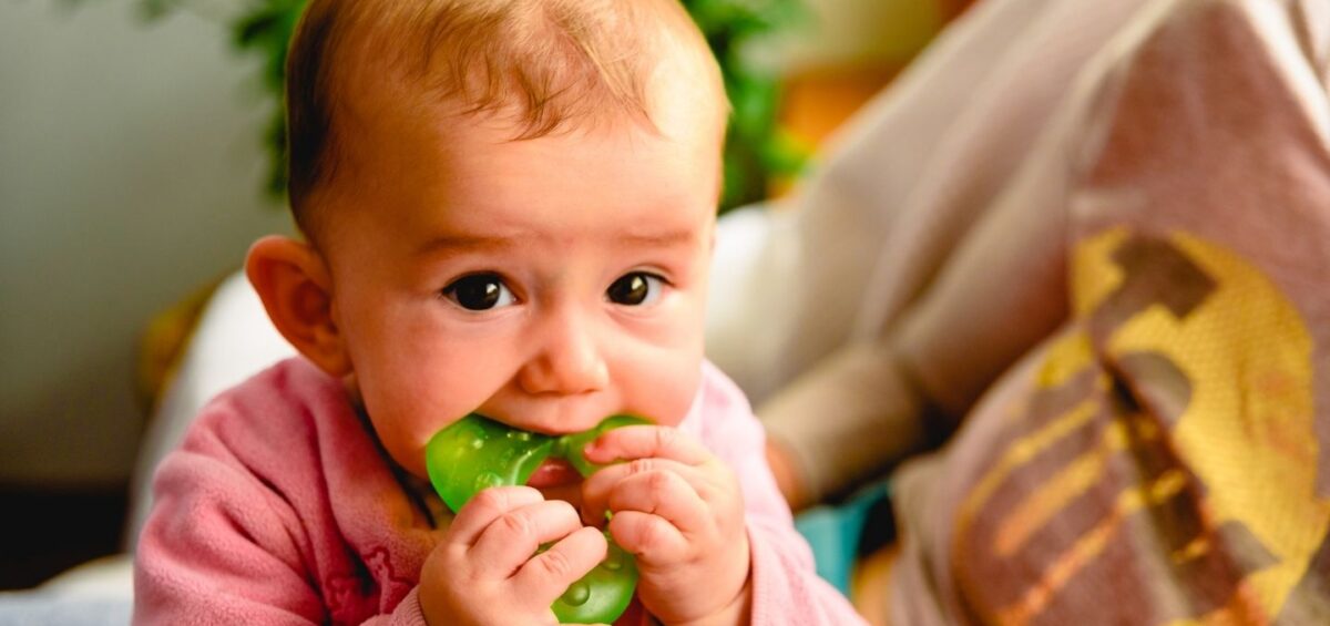bebé con mordedor en la boca