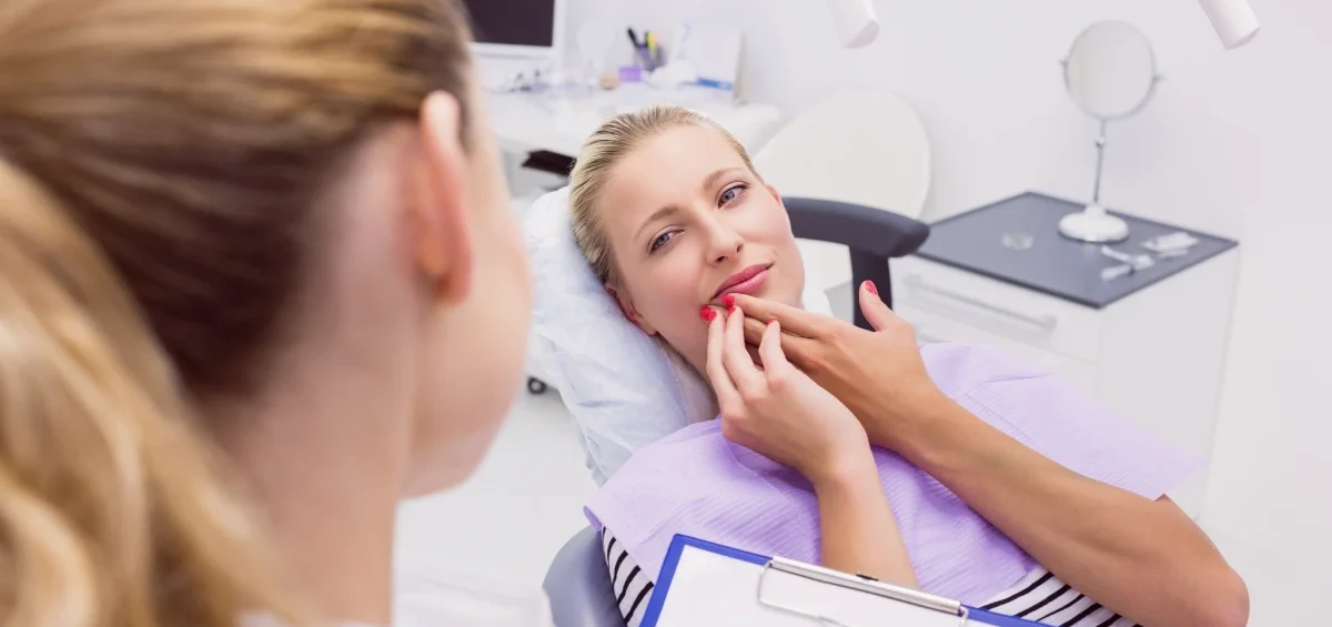 paciente en revisión de un implante dental infectado.